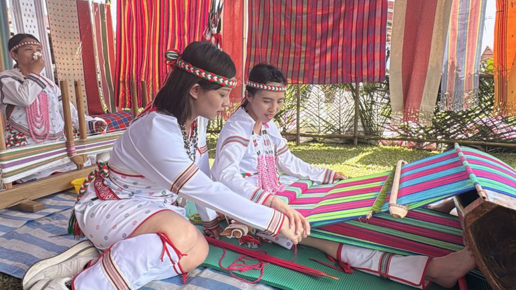【穿上族服與族人共舞　邱惠敏走進太魯閣族感恩祭 體驗竹筒飯、傳統編織 與頭目族人熱情互動感受部落文化】插图4