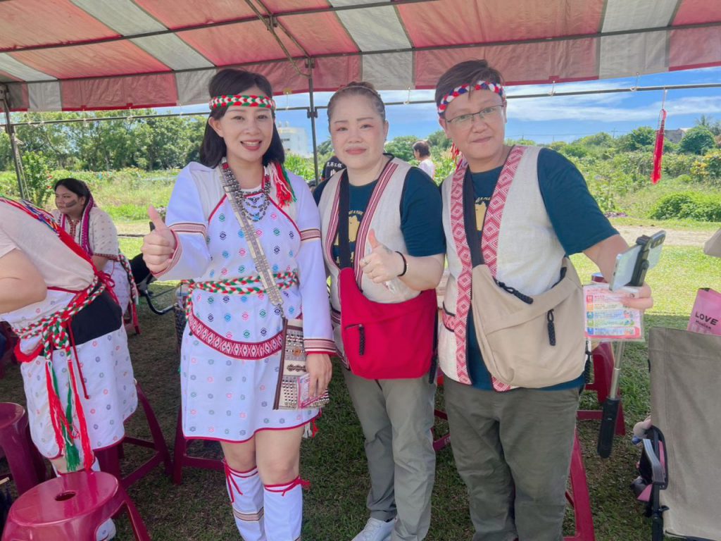 【穿上族服與族人共舞　邱惠敏走進太魯閣族感恩祭 體驗竹筒飯、傳統編織 與頭目族人熱情互動感受部落文化】插图1