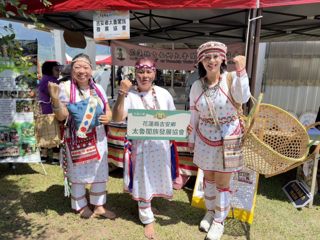 【穿上族服與族人共舞　邱惠敏走進太魯閣族感恩祭 體驗竹筒飯、傳統編織 與頭目族人熱情互動感受部落文化】插图2