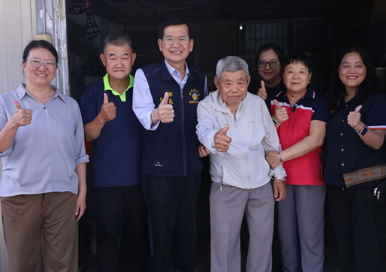 【新城鄉長何禮臺親訪104歲人瑞杜前雨 致贈敬老禮金關懷長者健康】插图2
