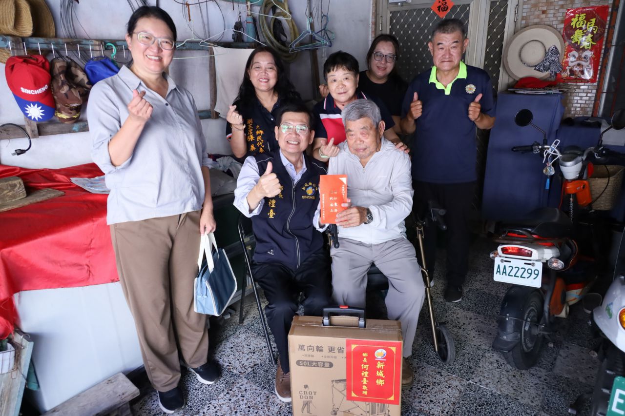 【新城鄉長何禮臺親訪104歲人瑞杜前雨 致贈敬老禮金關懷長者健康】缩略图