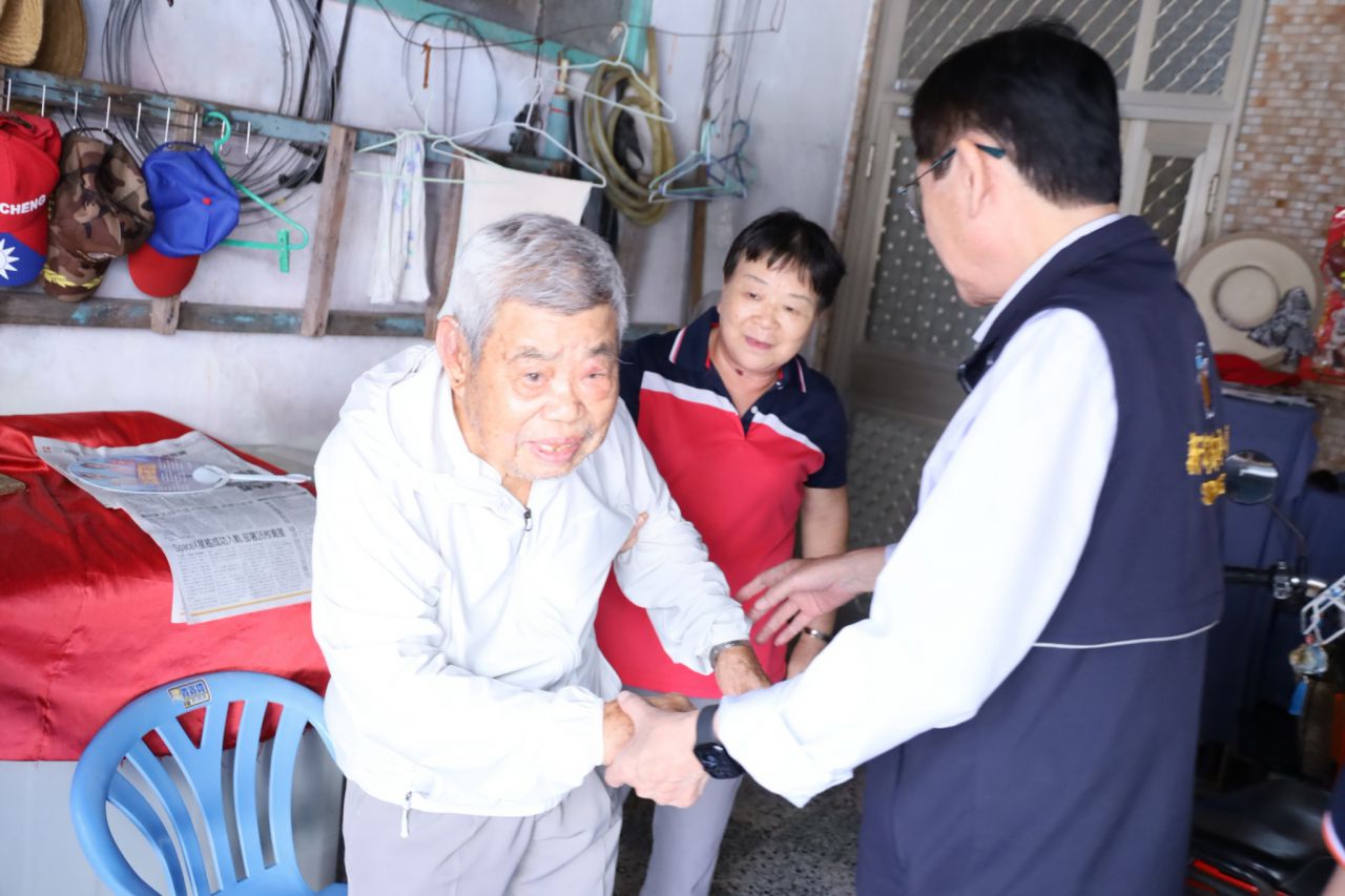 【新城鄉長何禮臺親訪104歲人瑞杜前雨 致贈敬老禮金關懷長者健康】插图