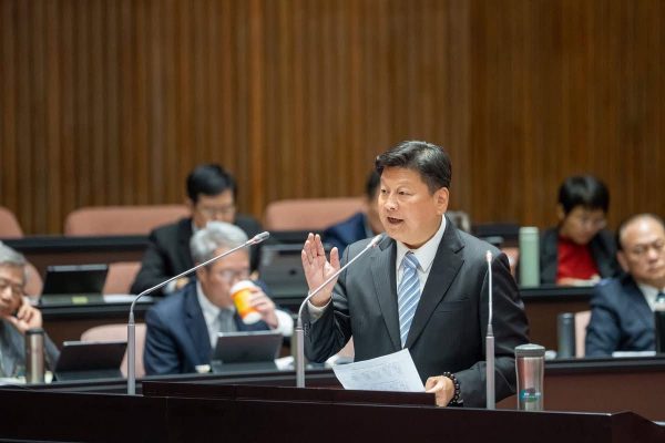 【超徵稅收估破兆 傅崐萁拋全民普發2萬元》 AI紅利應全民共享 國民黨團新會期鎖定民生 老農津貼擬增至1.5萬元】缩略图
