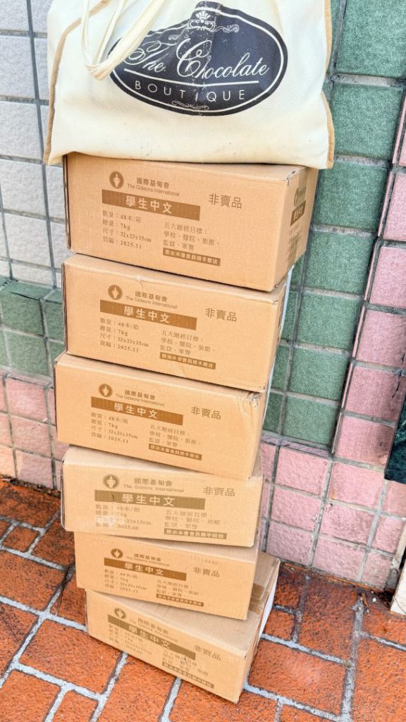 【一本智慧書傳遞生命祝福 花蓮基甸會清晨校門贈經】插图1
