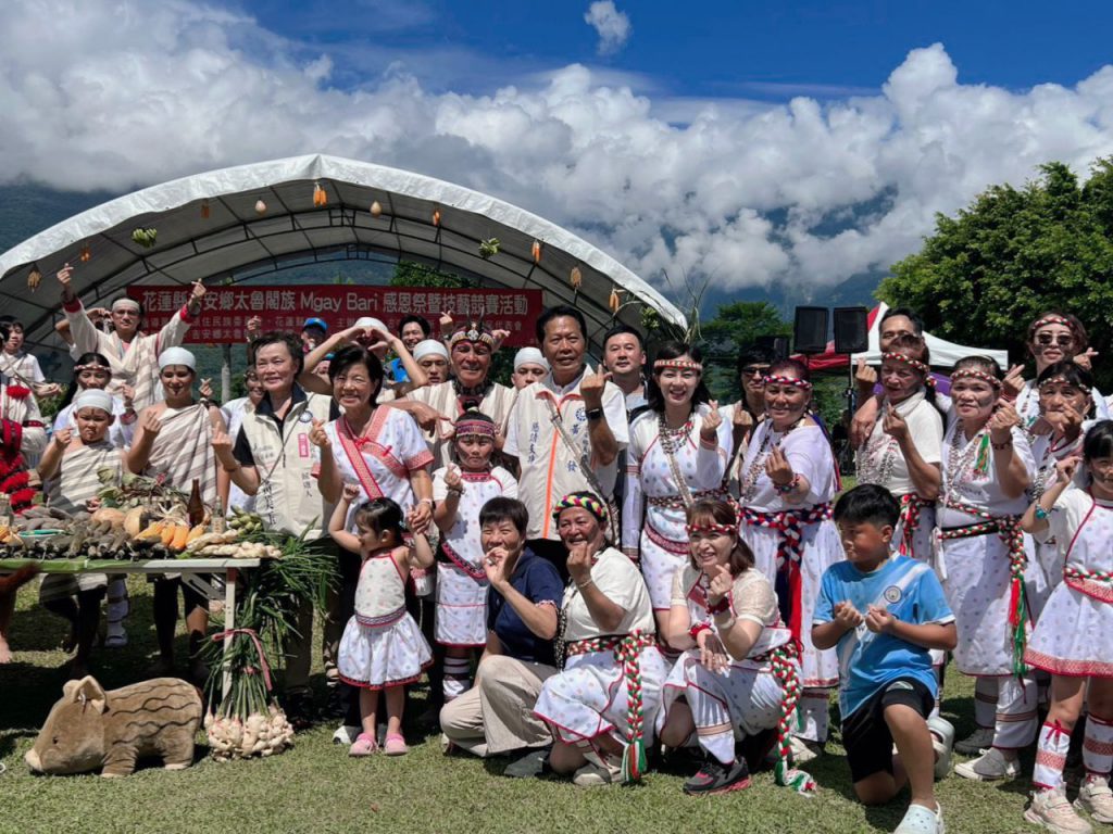【穿上族服與族人共舞　邱惠敏走進太魯閣族感恩祭 體驗竹筒飯、傳統編織 與頭目族人熱情互動感受部落文化】插图