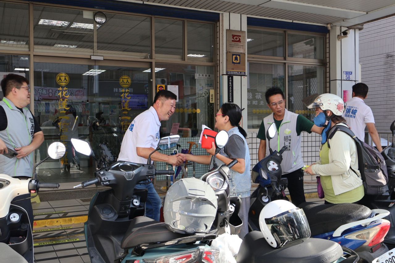 【張峻中原路掃街獲熱情支持 承諾不分黨派協助花蓮市建設】插图1