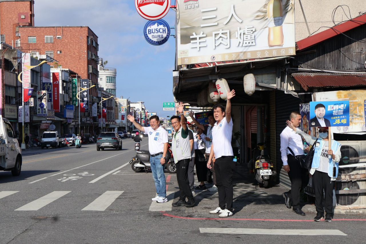 【張峻中原路掃街獲熱情支持 承諾不分黨派協助花蓮市建設】插图