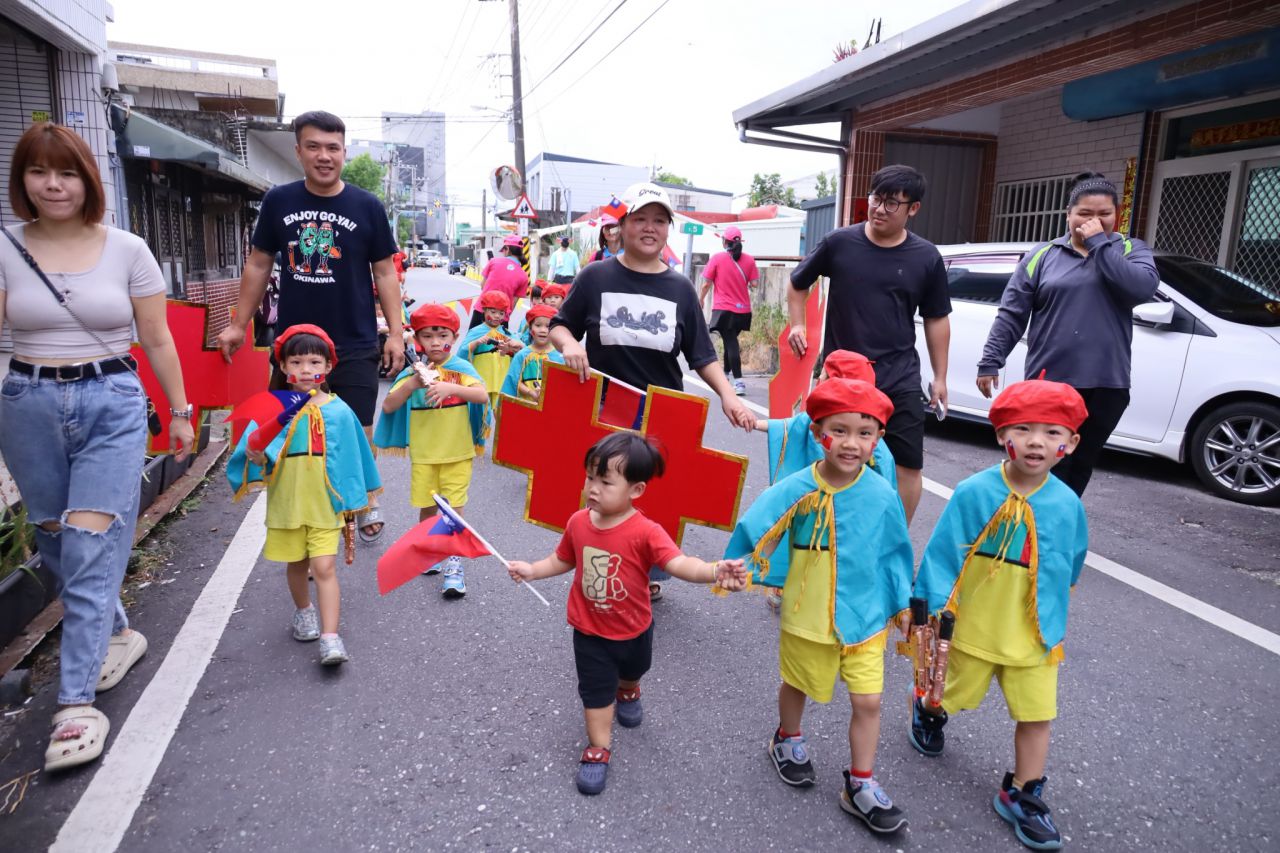 【新城鄉立幼兒園小小兵與鄉長歡慶國慶 何禮臺：從小培養國家認同更展現孩子創意與學習成果】插图2