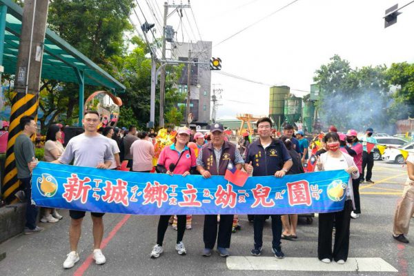 【新城鄉立幼兒園小小兵與鄉長歡慶國慶 何禮臺：從小培養國家認同更展現孩子創意與學習成果】缩略图