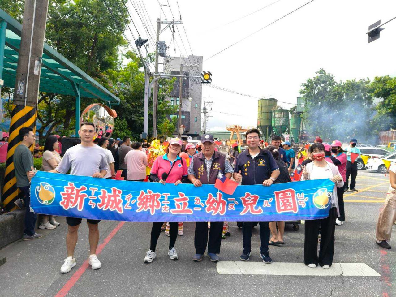 【新城鄉立幼兒園小小兵與鄉長歡慶國慶 何禮臺：從小培養國家認同更展現孩子創意與學習成果】缩略图