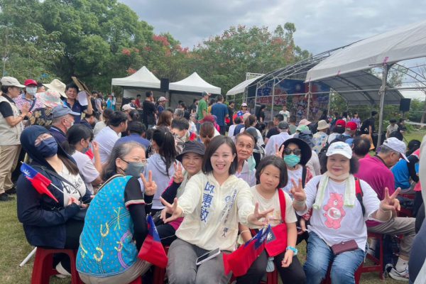 【雙十國慶近千人健走迎國旗　邱惠敏感動：愛國愛家情懷在吉安代代傳承 鄉親肯定游淑貞八年多來堅持舉辦升旗典禮　凝聚國人情感、傳承國家認同】缩略图