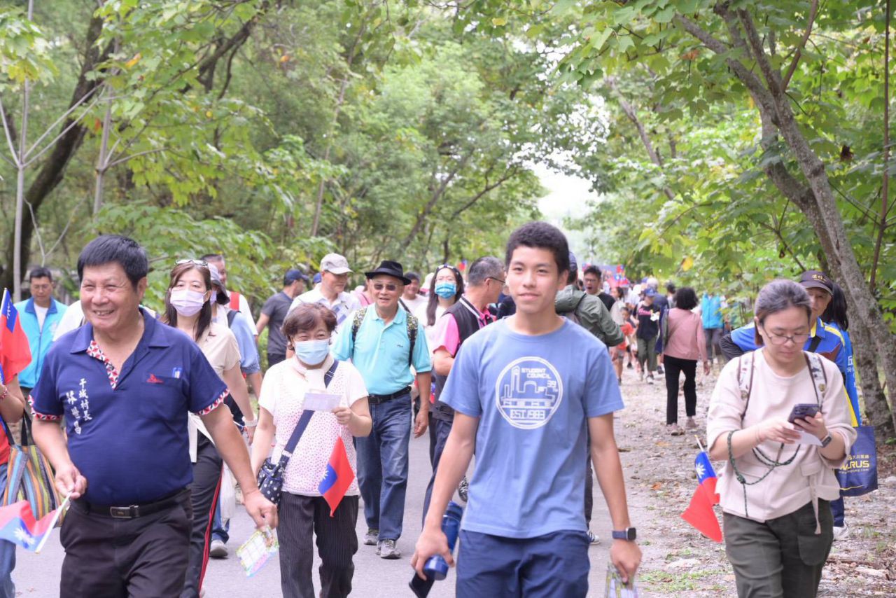 【歡慶中華民國115年生日 縣長徐榛蔚偕立委傅崐萁與鄉親 吉安健走迎雙十】插图1