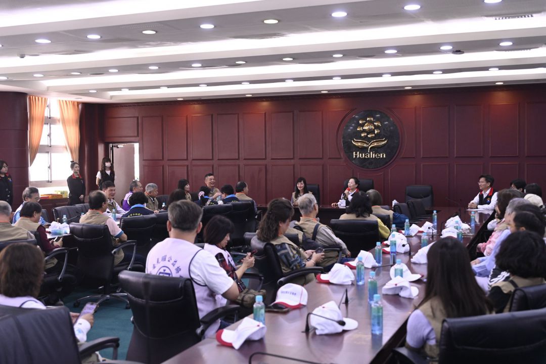 光復災後重建添暖力 安安光曜協會捐冬夏運動服 縣長呼籲消費支持店家