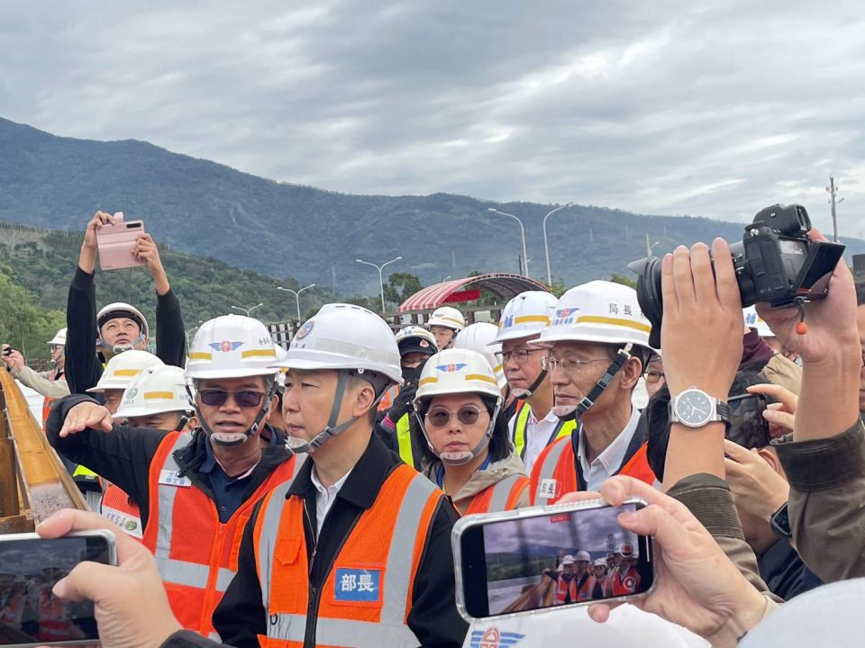 交通部陳世凱部長宣布馬太鞍溪鋼便橋提前於115年1月1日通車插图2