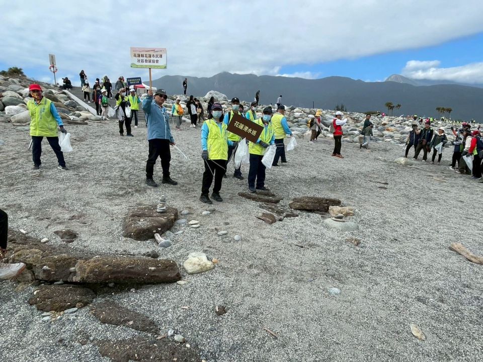 水巡志工積極投入淨灘守護河海缩略图