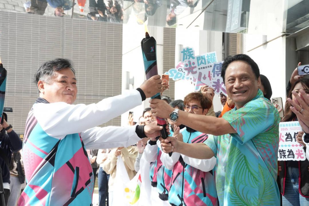 2025世界原住民族傳統運動會 聖火傳遞抵達原民會 曾智勇Ljaucu‧Zingrur主委親迎 象徵文化薪火相傳缩略图
