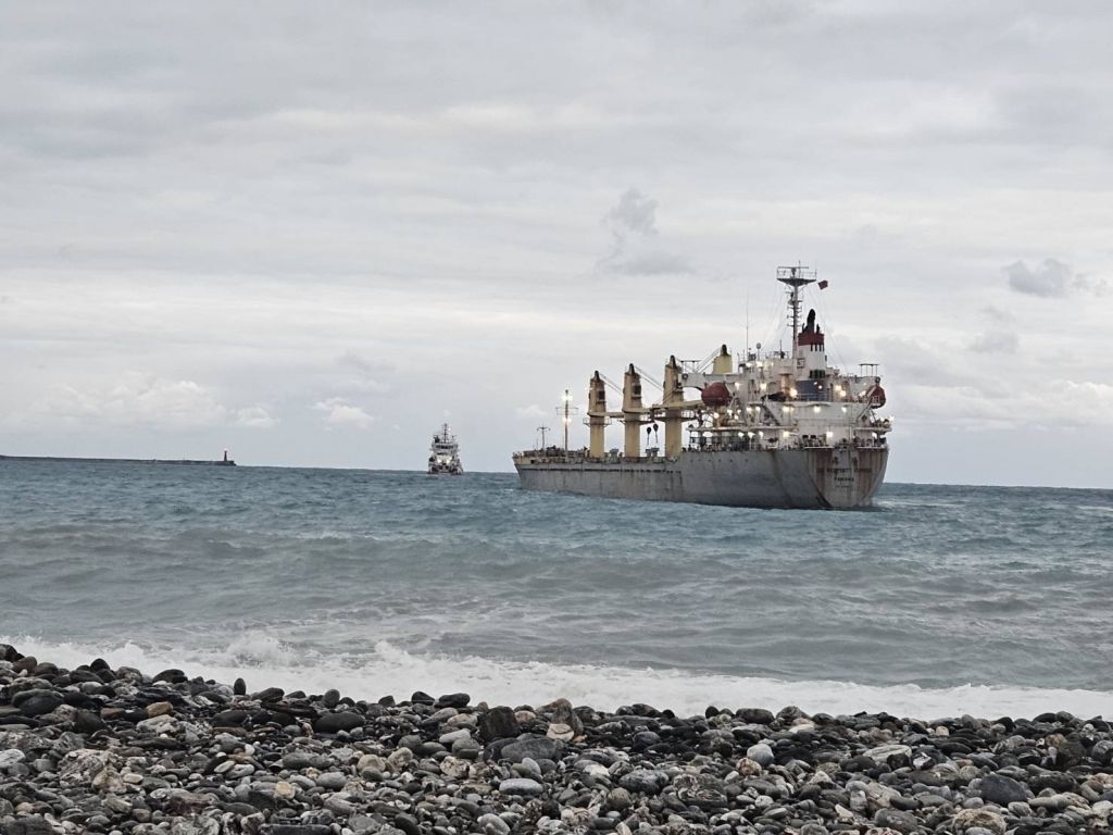花蓮溪口擱淺船舶「通鴻輪」順利脫淺 航港局成功化解海洋汚染危機缩略图