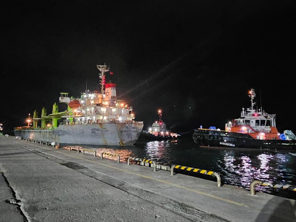 花蓮溪口擱淺船舶「通鴻輪」順利脫淺 航港局成功化解海洋汚染危機插图