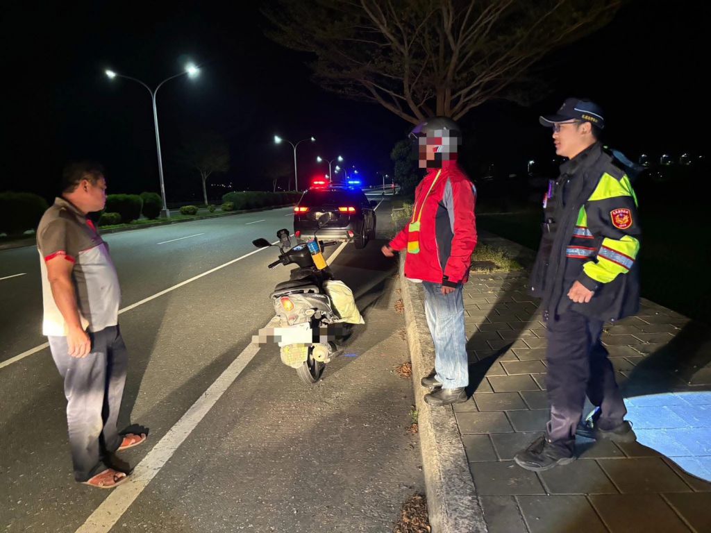 民眾機車故障臺9線　玉警即時伸援解困境