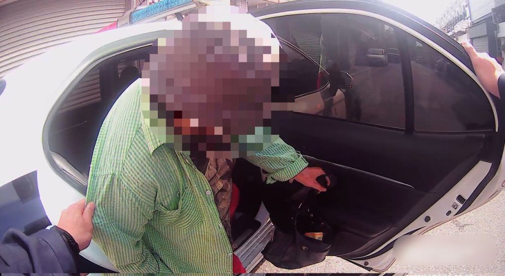 七旬老婦迷途路口徘徊 吉安警及時馳援護送返家缩略图